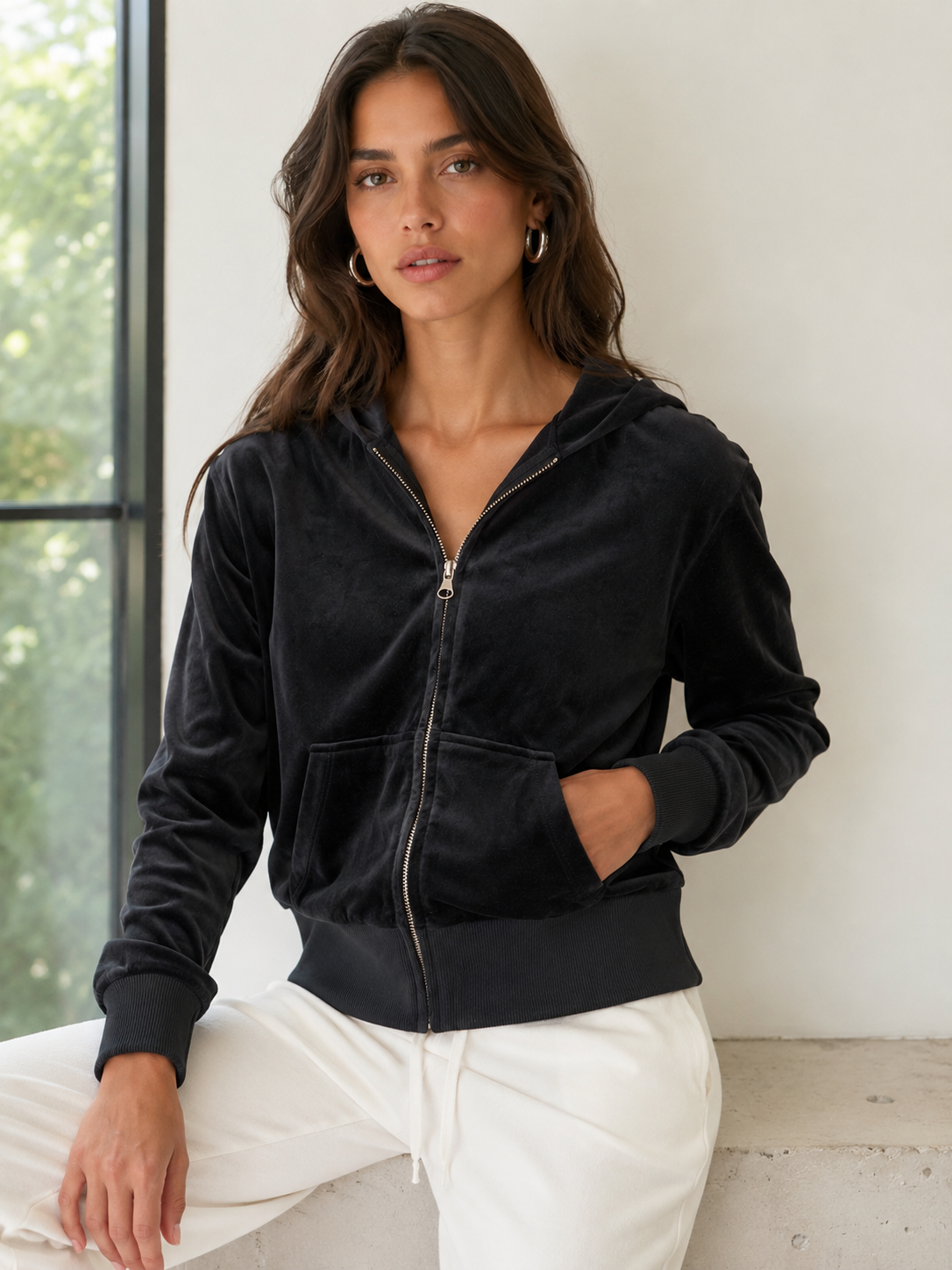 Hoodie de Terciopelo Negro para Mujer | Sudadera con Cierre y Capucha